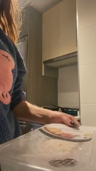 Foto del paso 1 de la receta: Redondo de pollo relleno con salsa española