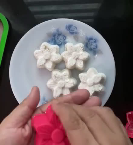 Gambar langkah 7 resipi Kuih Putu Perak.