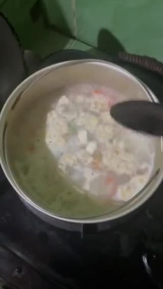 Foto langkah ke 2 dari resep MPASI 6 bulan (Bubur Nasi tim ayam wortel).