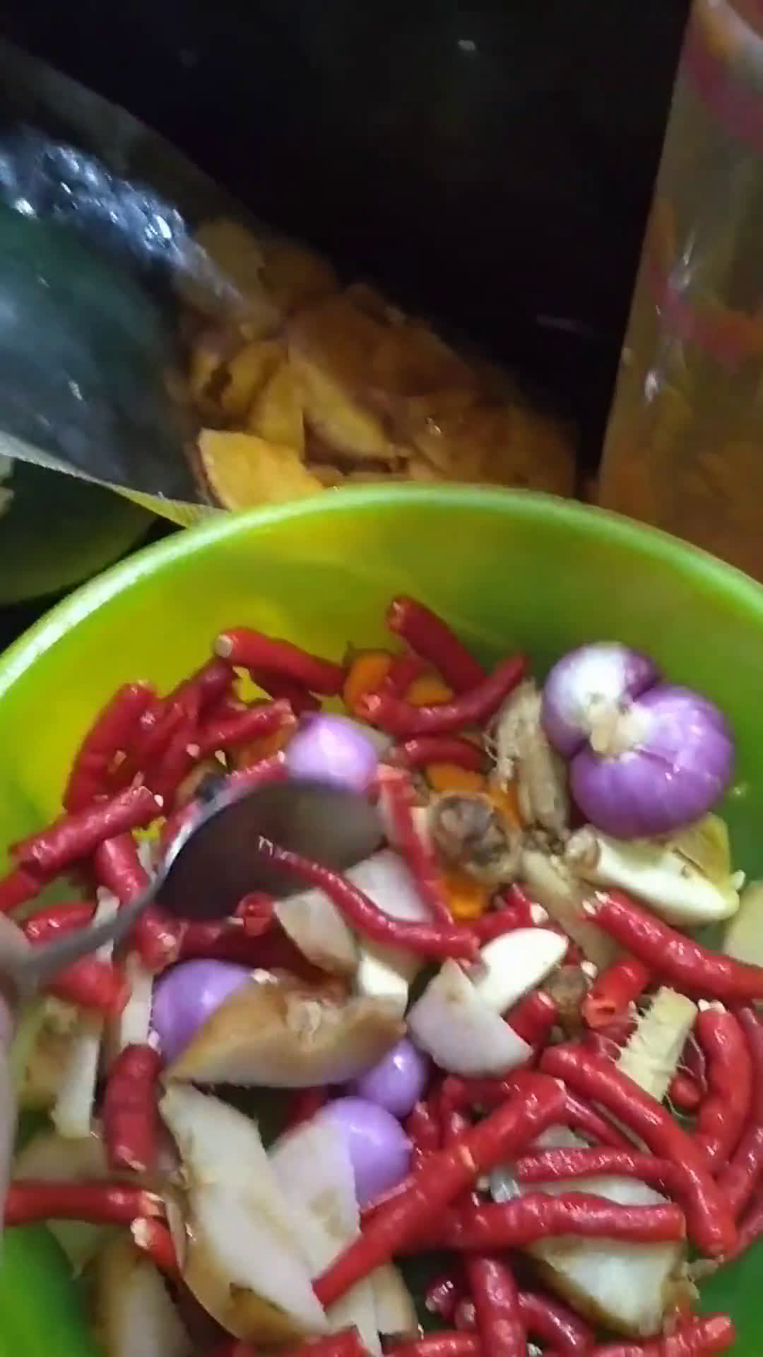Foto langkah ke 2 dari resep 52. Bebek Bumbu Hitam Khas Madura (Cepat Mudah dan Enak).