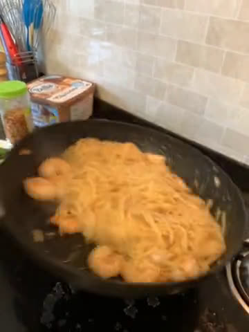 Hình bước làm 5 của món Mì Ý Tôm Cay - Spicy Prawns Aglio e Olio Tagliolini