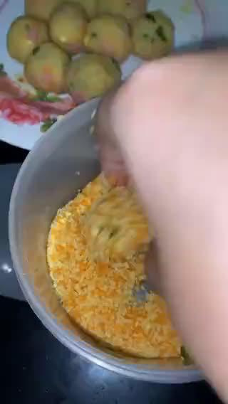 Foto langkah ke 4 dari resep Bola kentang keju lumer.