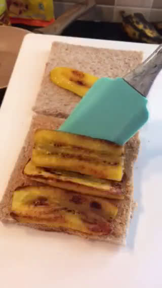 Foto langkah ke 3 dari resep Banana Sandwich Simple dan Mudah.