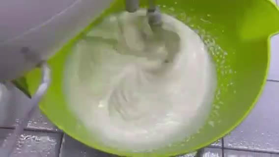 Foto del passaggio 5 della ricetta Cheesecake al basilico, limone e miele con yogurt, pinoli e morette di rovo