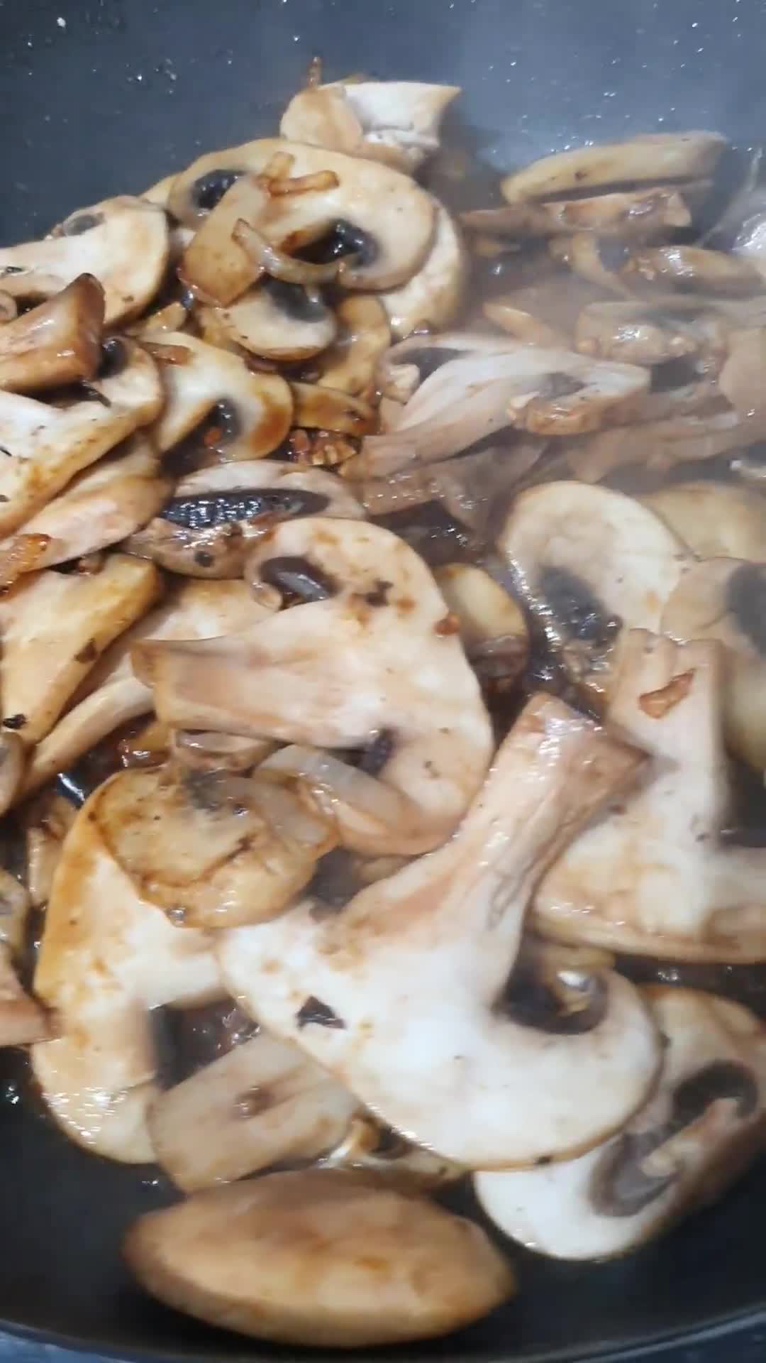 Foto del paso 2 de la receta: Ñoquis al pesto rojo con pechuga de pollo marinada en salsa de champiñones con espinacas