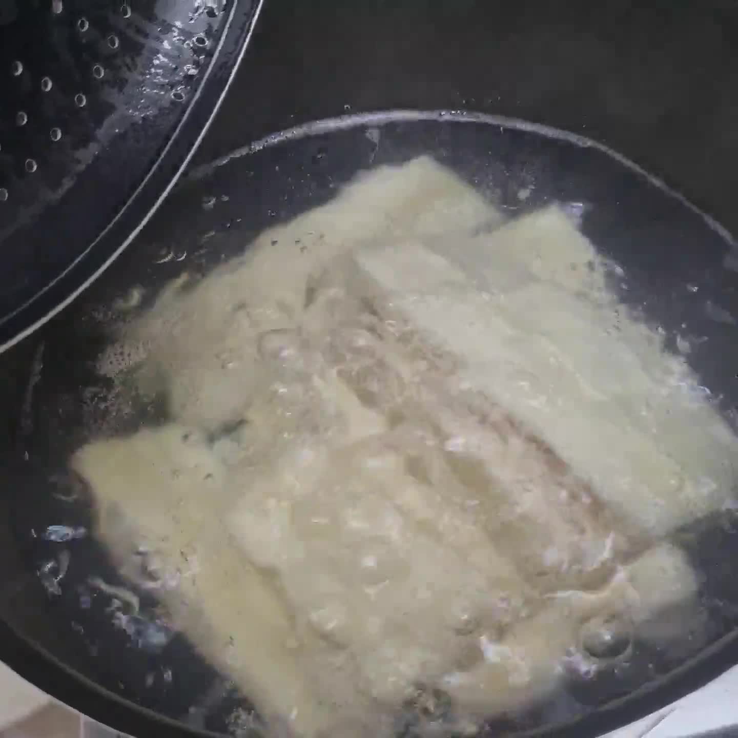 Foto del paso 2 de la receta: Mandi'o chyryry 🇵🇾 Mandioca revuelta con queso Py 🇵🇾