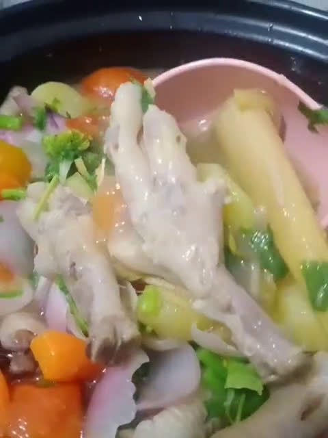 Gambar langkah 5 resipi Sup Kaki Ayam Ala Thai.