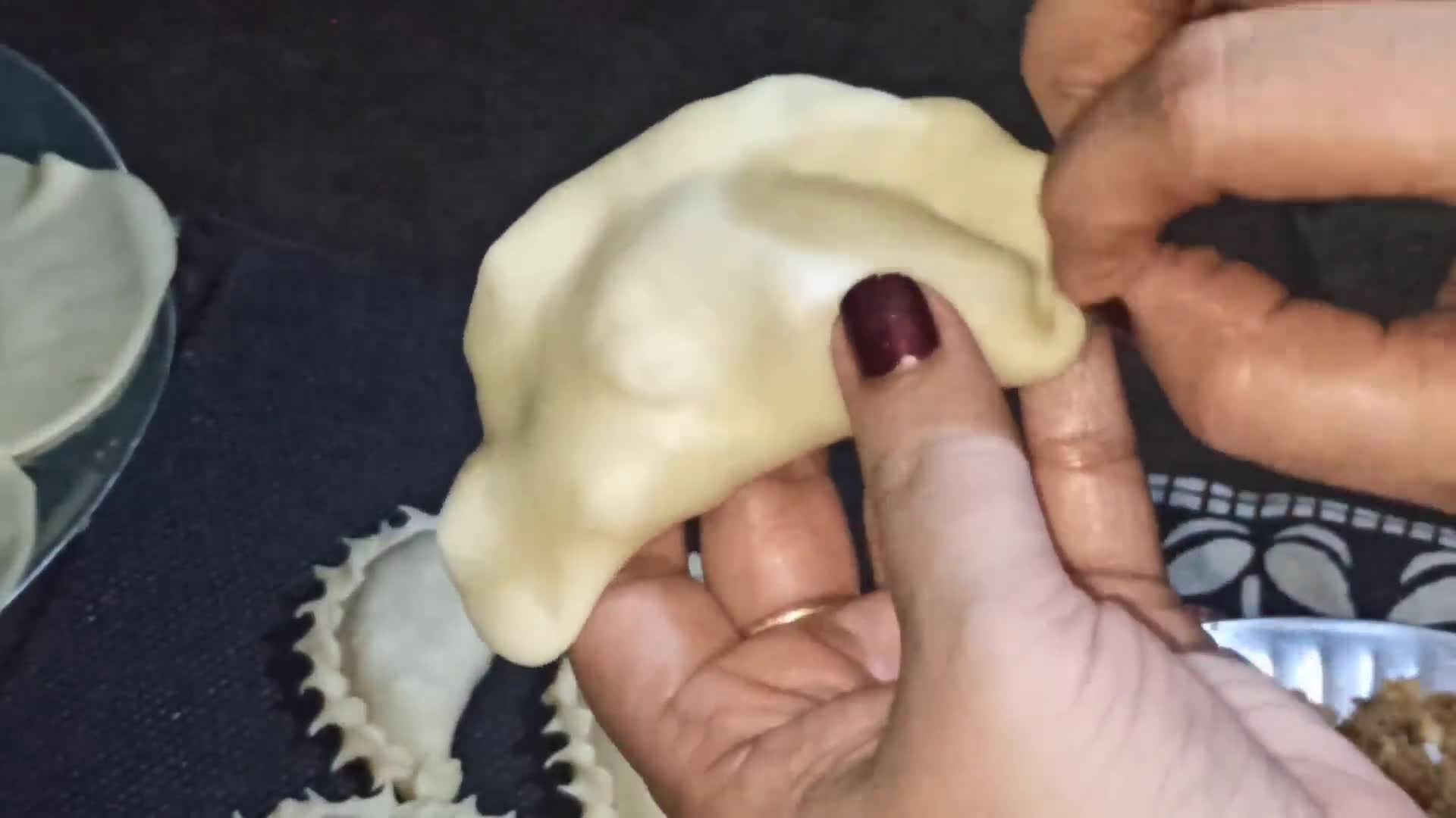 मावा गुझिया(mawa gujiya recipe in hindi) रेसिपी चरण 6 फोटो