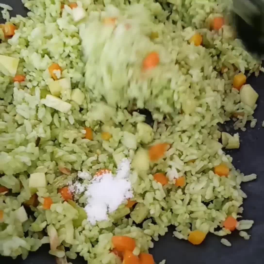 Foto langkah ke 3 dari resep Nasi Hijau Gulung.