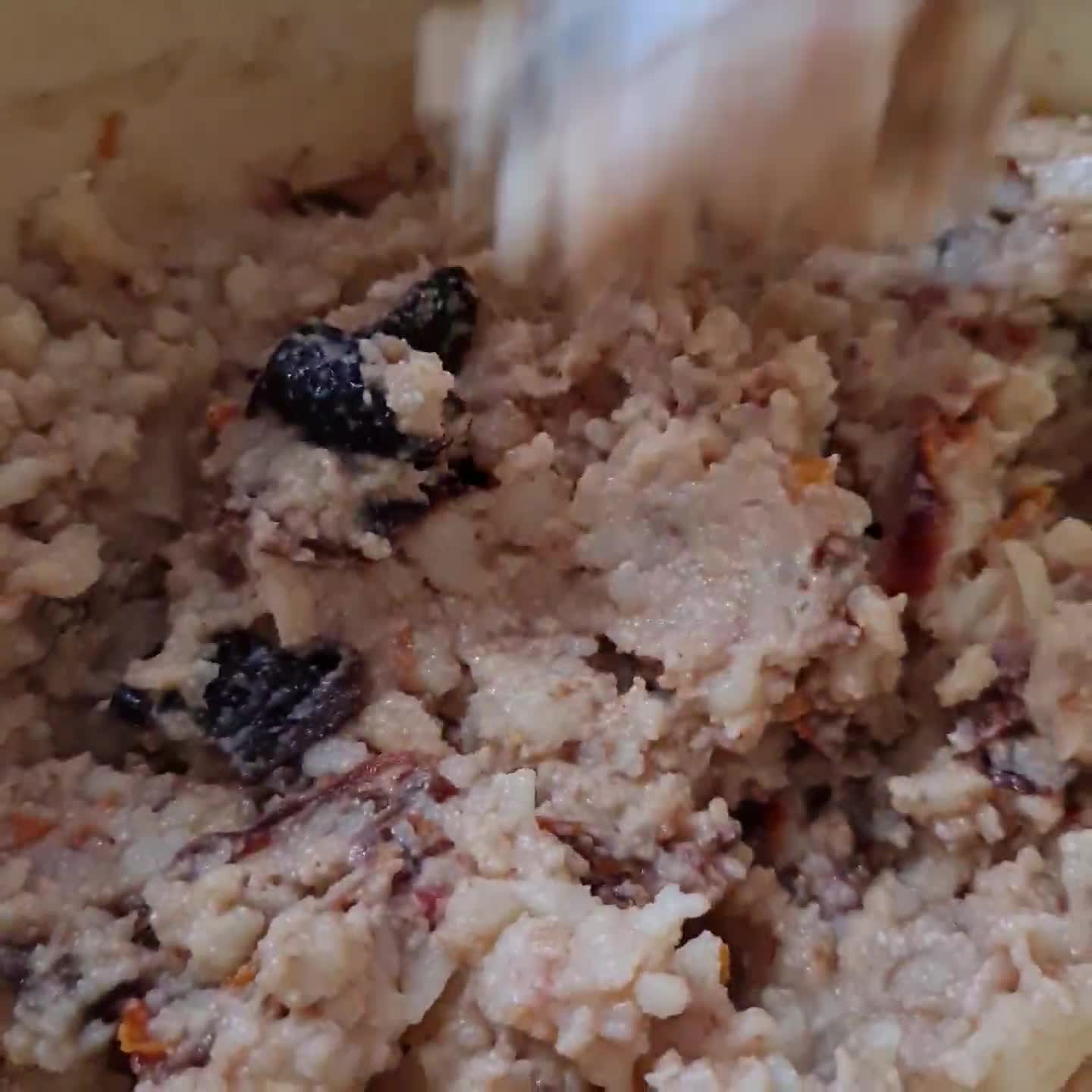 Foto del paso 2 de la receta: Waffles integrales de papa con aceitunas negras y tomates secos