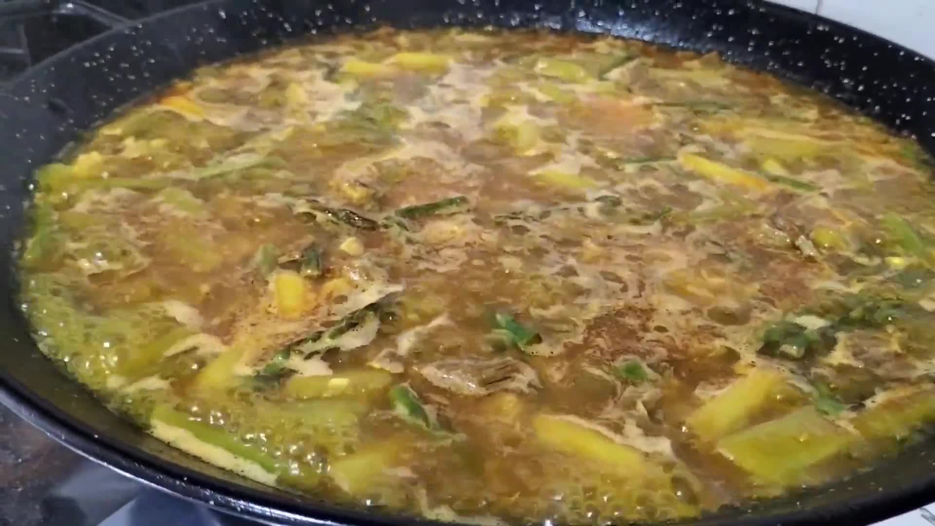 Foto del paso 4 de la receta: Arroz con carrillada, ajos tiernos y espárragos trigueros