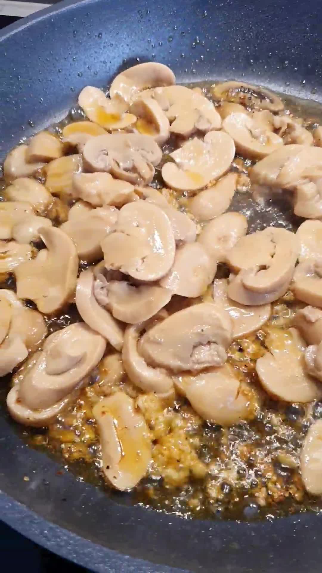 Foto del paso 2 de la receta: Salmón en salsa cremosa con espinacas baby