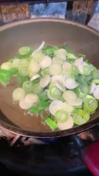 Hình bước làm 2 của món Khoai lang và khoai sọ luộc, chấm sốt hành boa rô