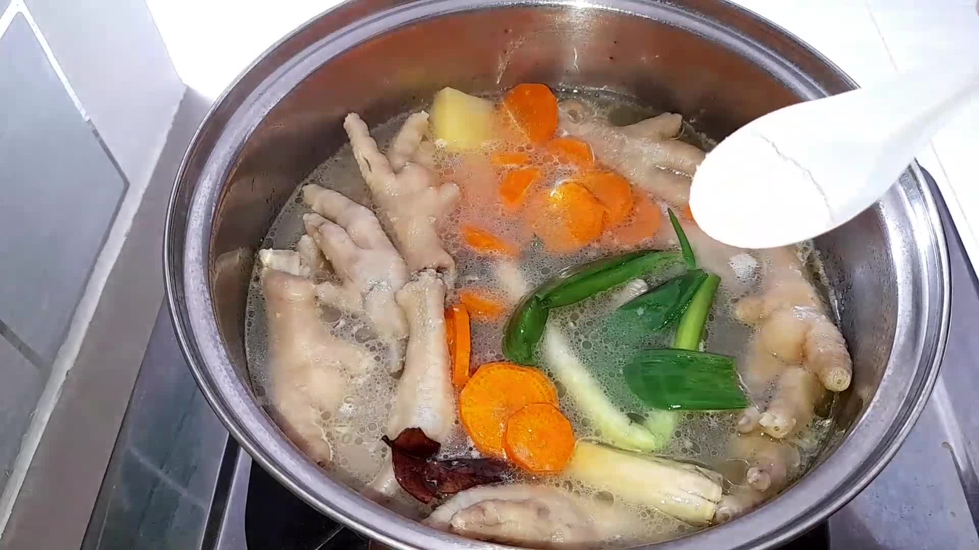 Foto langkah ke 7 dari resep Sup ceker ayam favorit keluarga.