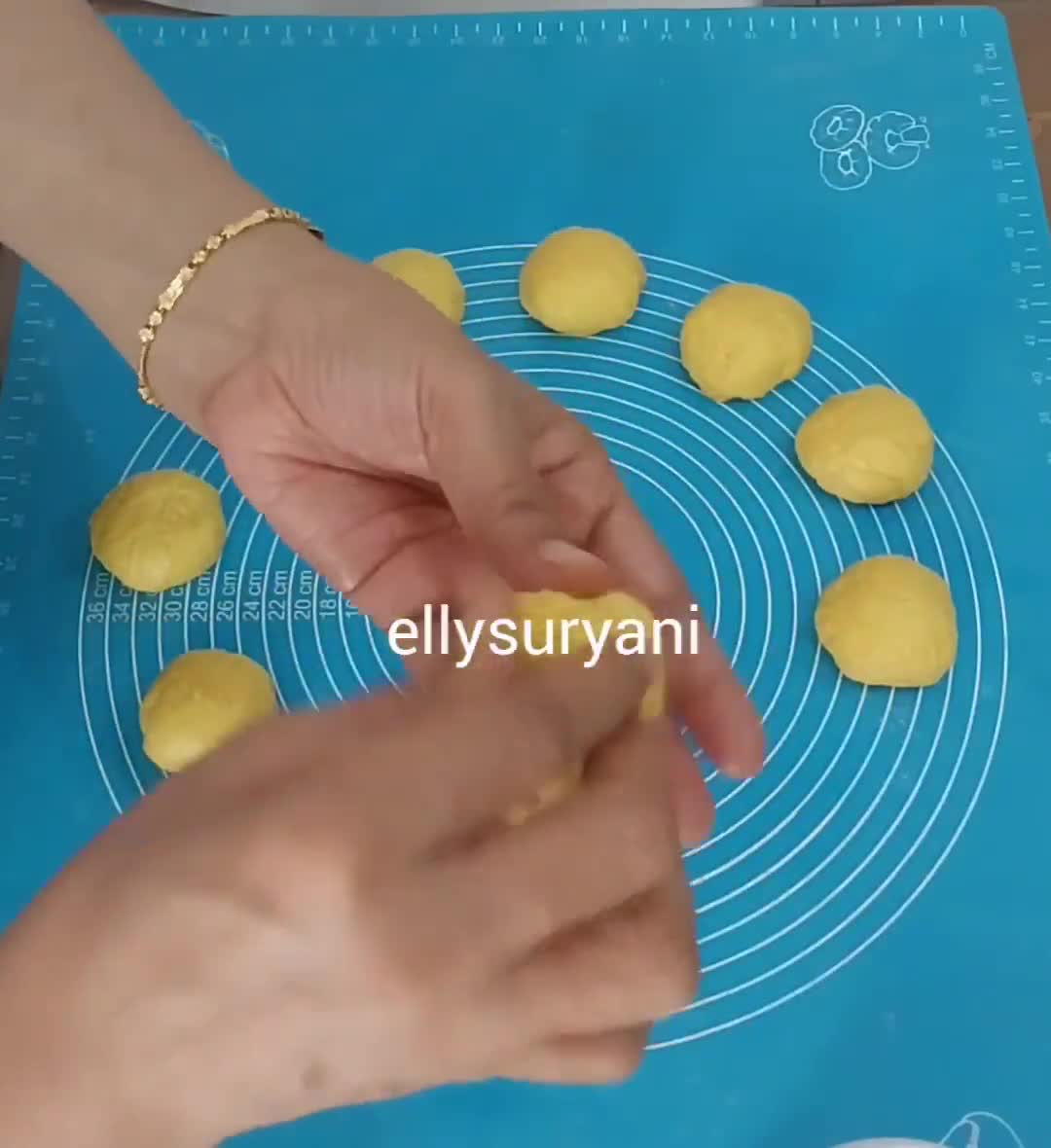 Foto langkah ke 7 dari resep Donat Labu Kuning Tanpa Telur.
