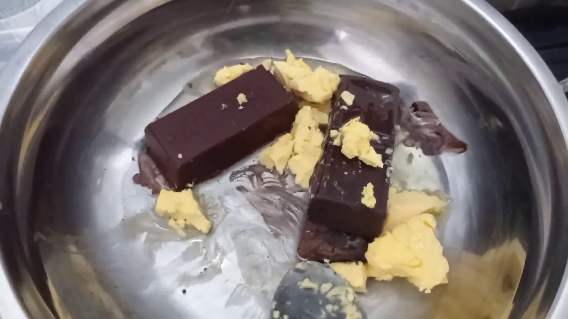 Foto langkah ke 2 dari resep Fudgy brownies shiny crust.
