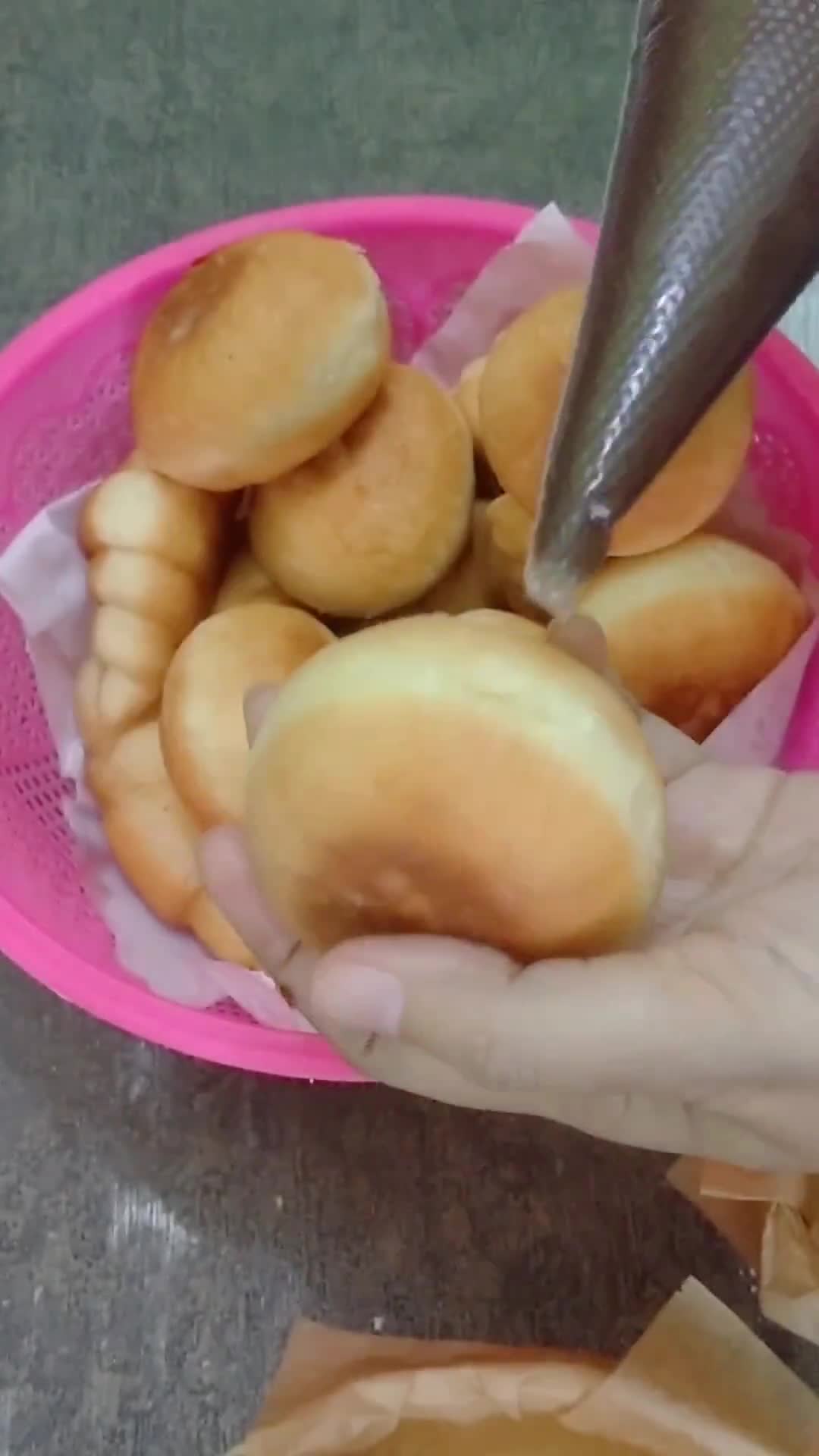 Foto langkah ke 10 dari resep Bomboloni Isi Vla Coklat Homemade.
