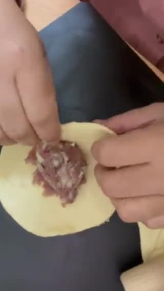 Foto langkah ke 4 dari resep Kibinai / Pastel Eropa / Lithuanian Meat Pie.