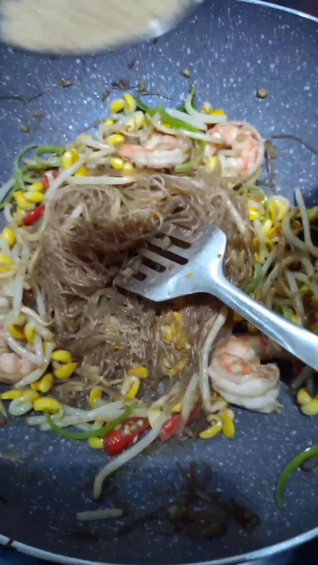 Gambar langkah 4 resipi Soybean Sprouts and Shrimps Stir-fry.
