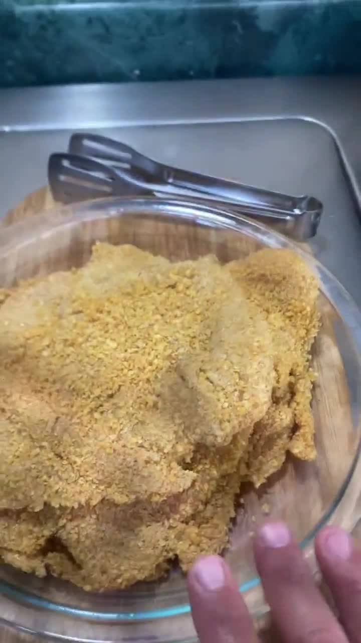 Foto del paso 2 de la receta: "Pechugas de pollo empanizadas, doradas y crujientes ¡Un plato irresistible!"