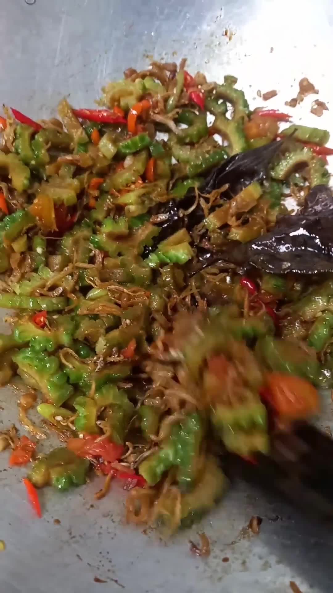 Foto langkah ke 5 dari resep Tumis Pare dan Teri ala rumah.