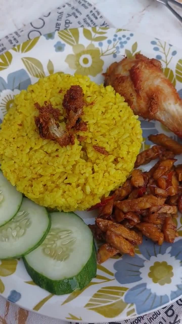 Foto langkah ke 4 dari resep Nasi Kuning Bumbu Racik.