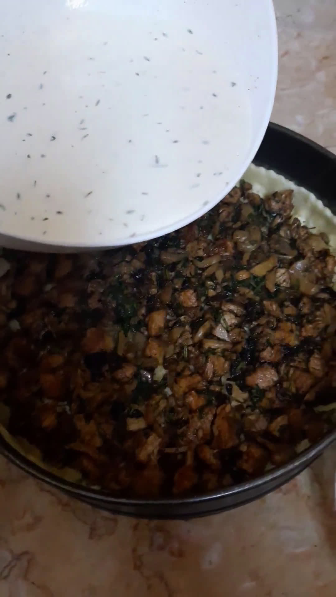صورة لخطوة 7 من وصفة الكيش بحشوة الدجاج والفطر 🥧🍄