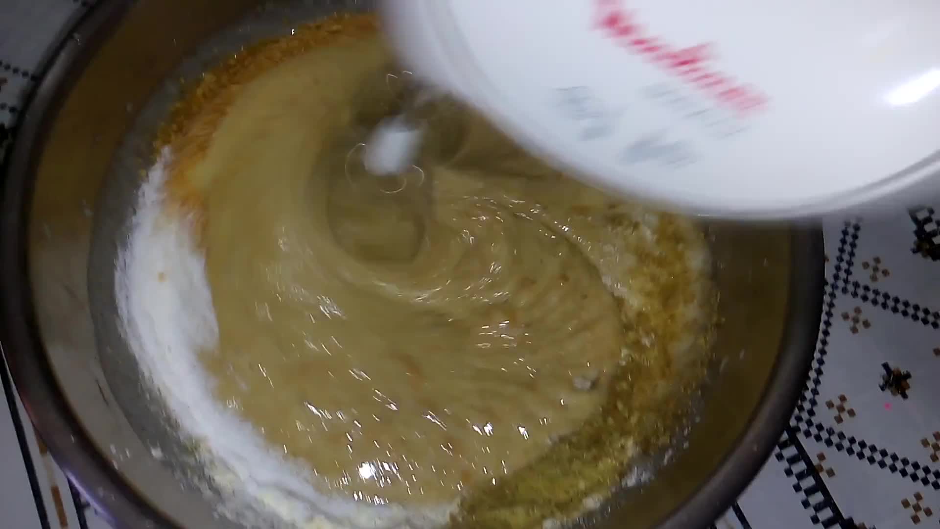 صورة لخطوة 3 من وصفة حلوة جافة بذوق الكعك