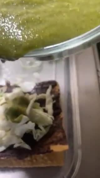 Foto del paso 3 de la receta: Tostadas de frijol 🫘 con col