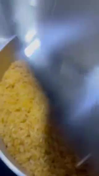 صورة لخطوة 3 من وصفة رز أحمر بالقرفة