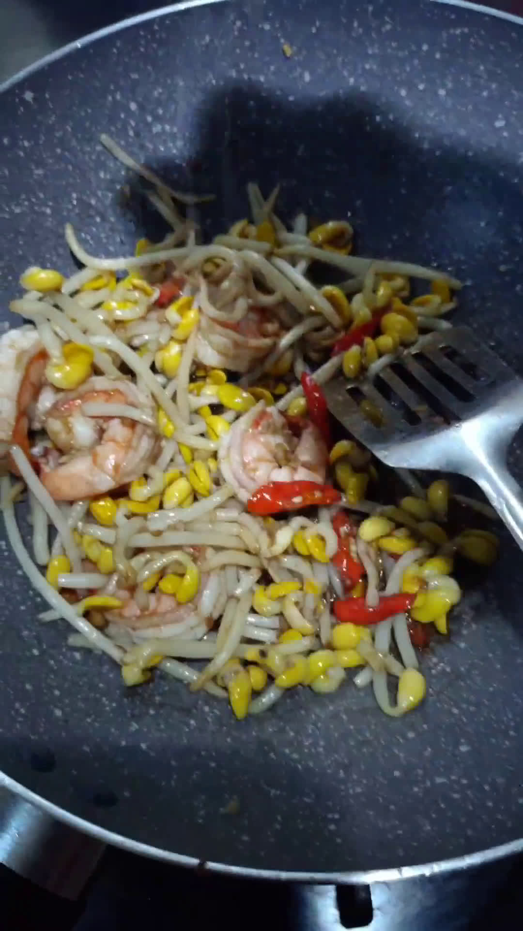 Gambar langkah 3 resipi Soybean Sprouts and Shrimps Stir-fry.