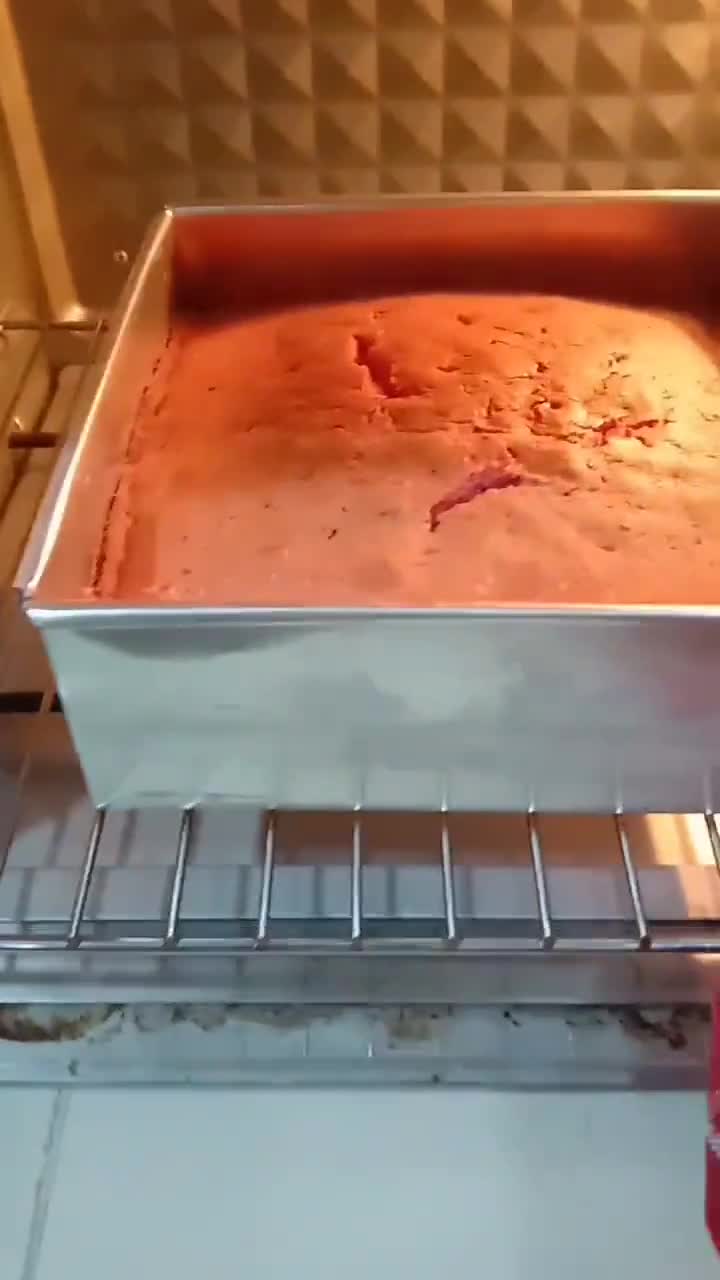 Foto langkah ke 3 dari resep Cake Buah Naga, Oleh-oleh Khas Batam.