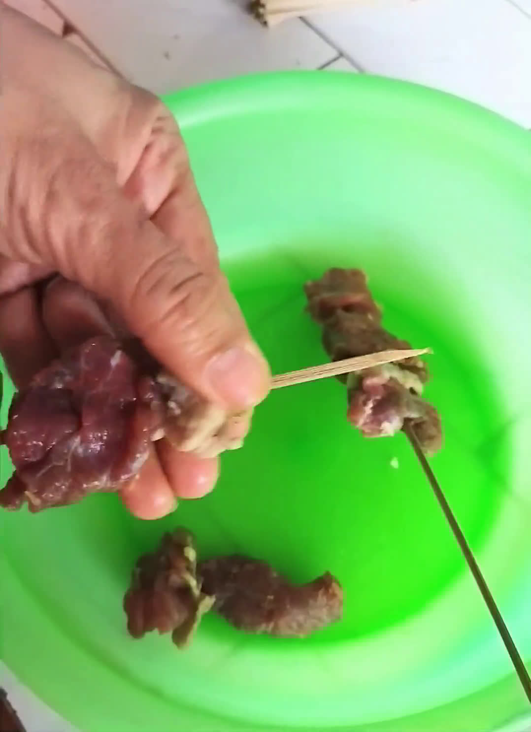 Foto langkah ke 3 dari resep Sate Sapi Lapangan Karang Kota Gede Jogjakarta.