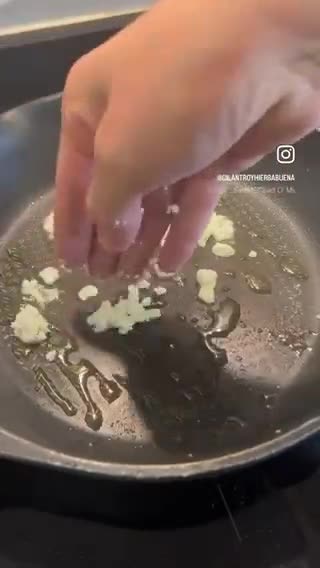 Foto del paso 2 de la receta: Huevos fritos en queso feta (receta viral Tik Tok)