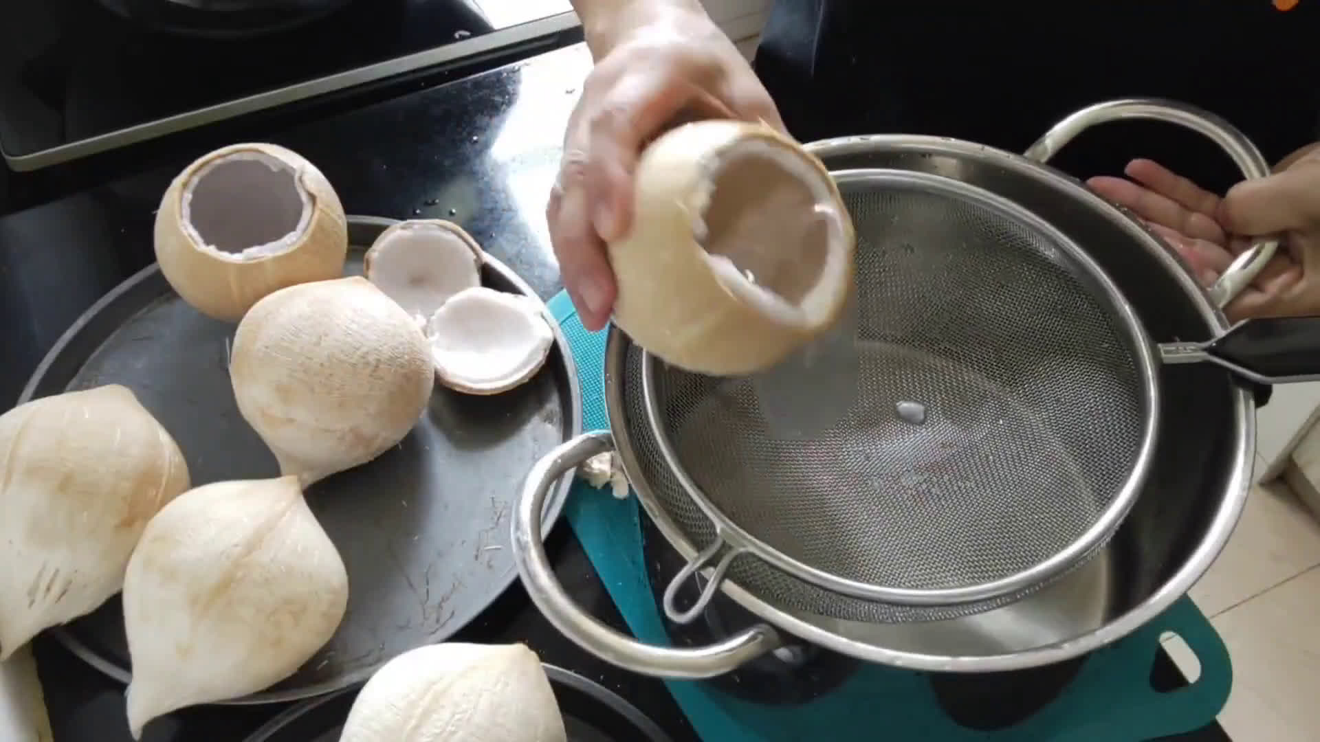 Foto langkah ke 2 dari resep Pudding kelapa muda dalam tempurung | #caramemotongkelapamuda.