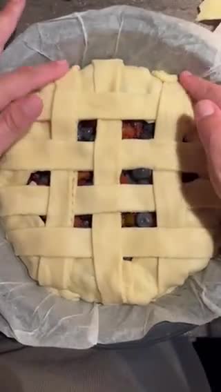 Foto del paso 6 de la receta: Tarta de ruibarbo y frutos rojos con base de galletas lotus