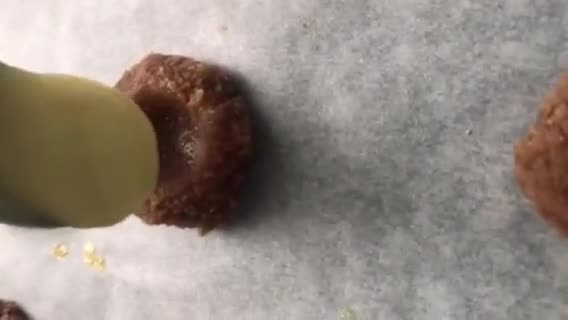Foto del paso 7 de la receta: Panellets de almendra con Nesquik, rellenos de chocolate blanco y los clásicos de piñones