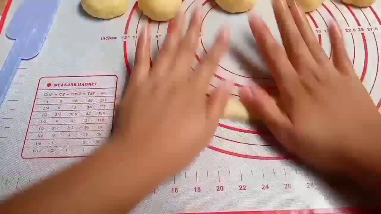Foto langkah ke 3 dari resep Korean Twisted Donut / kkwabaegi / Donat Kepang.
