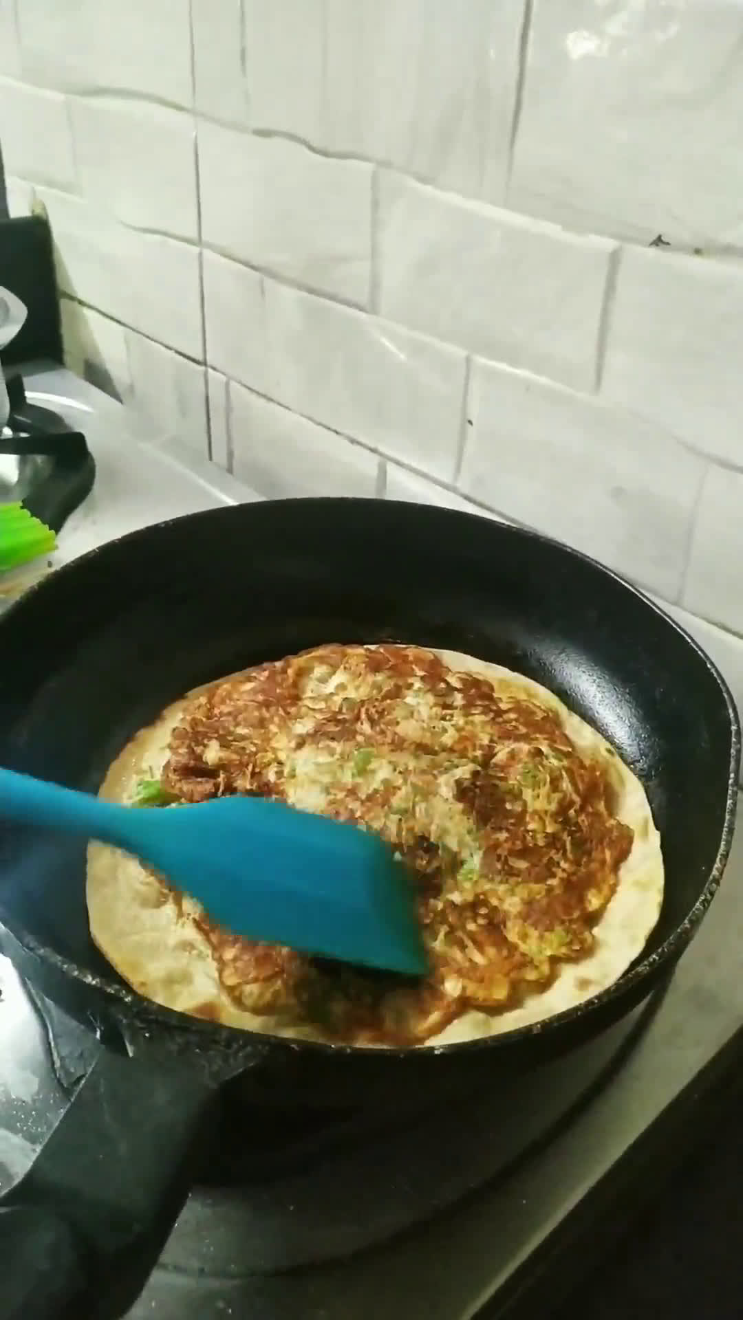 चपाती रोल अँड एग शेजवान चीज चपाती पिझ्झा (chapati roll/ egg schezwan cheese recipe in marathi) रेसिपी स्टेप 4 फोटो 