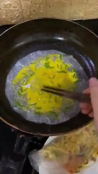 Hình bước làm 4 của món Bánh tráng nướng Đà Lạt (Vietnam street food - Vietnamese Pizza) không cần nướng, dùng chảo rất dễ