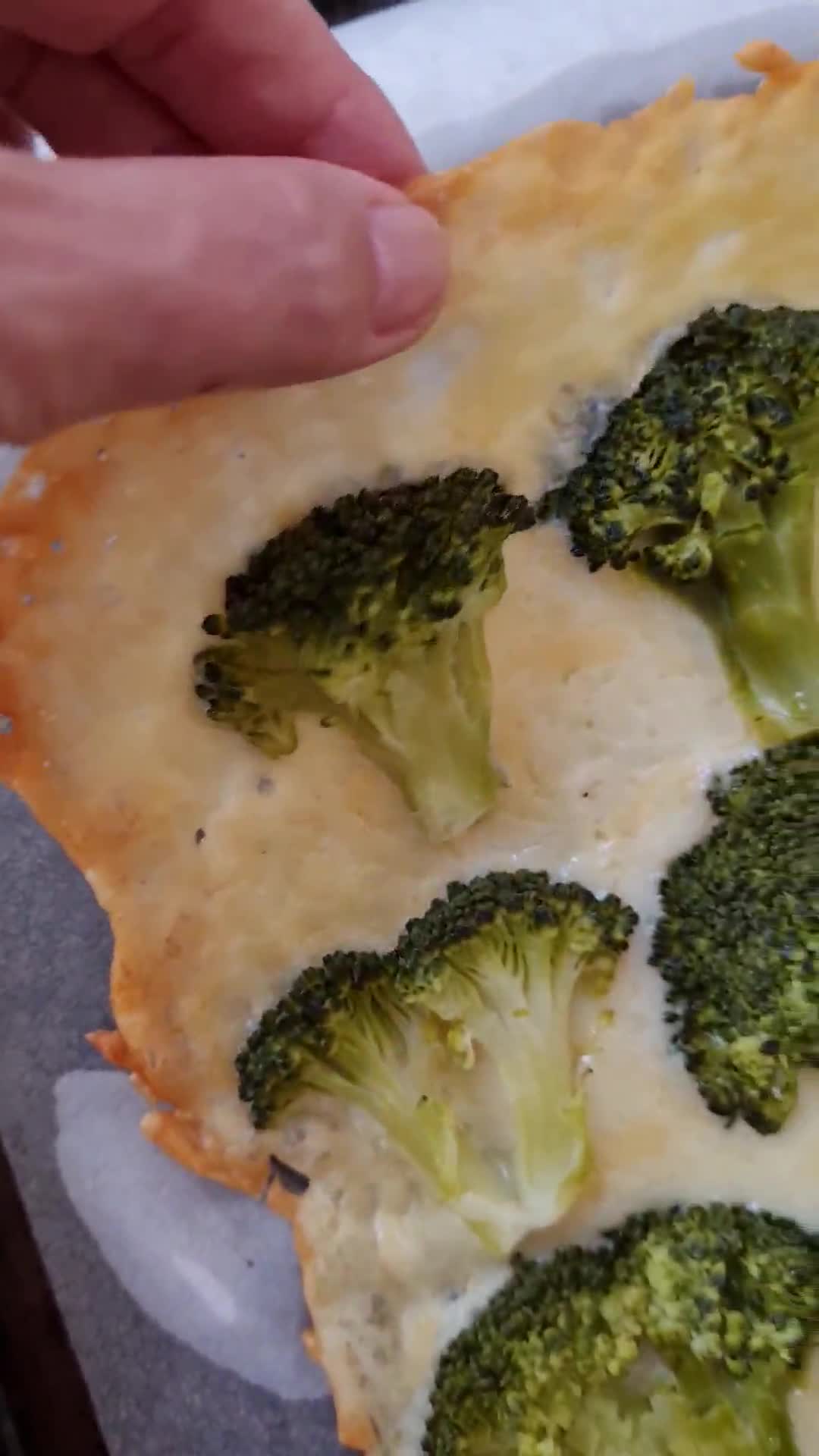 Foto del paso 6 de la receta: "Tarta" de brócoli y queso 🥦 🧀 sin harina, 2 ingredientes + condimentos