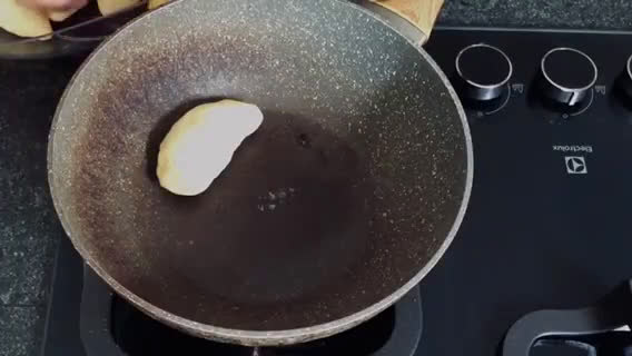 Foto langkah ke 7 dari resep Roti Isi Coklat Tanpa Oven.