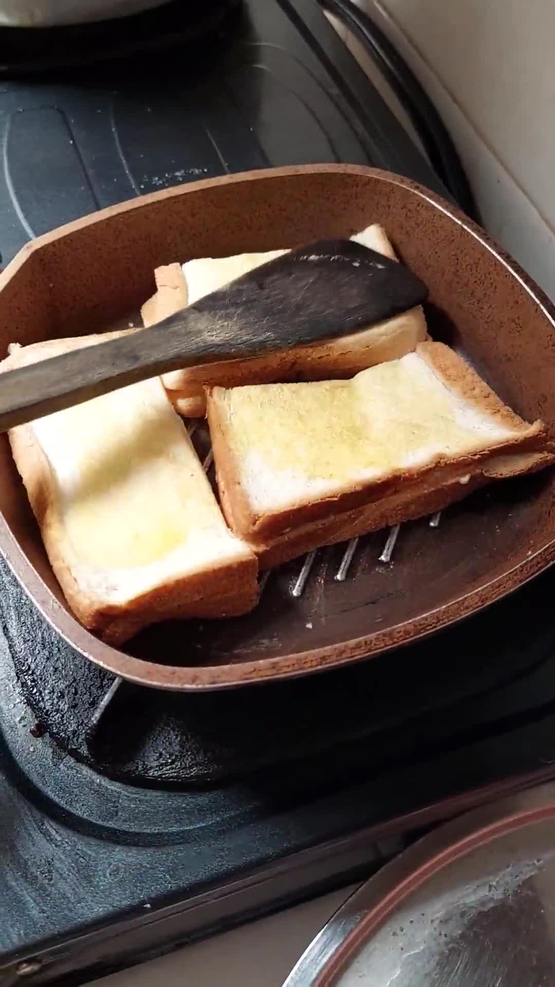 Foto langkah ke 4 dari resep Roti Abon Keju.