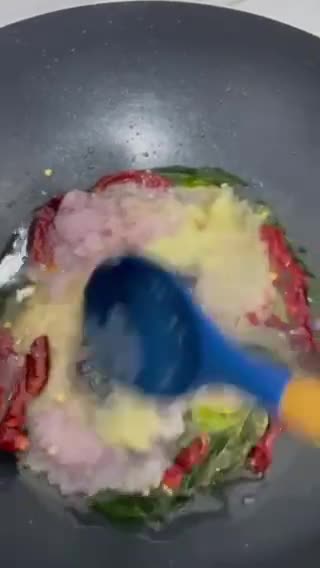 Gambar langkah 2 resipi Kari Ayam masak kering.