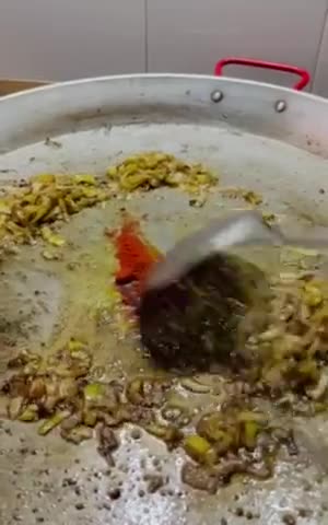 Foto del paso 3 de la receta: Paella de calamar con alcachofas, ajos tiernos y trigueros 🦑 🥘