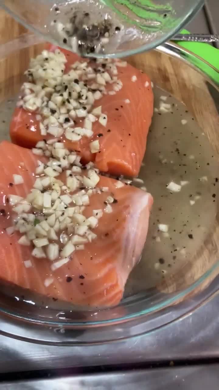 Foto del paso 3 de la receta: Sabor a mi: Salmón 🍣 con ajo