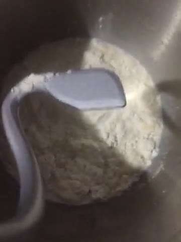 صورة لخطوة 2 من وصفة عجينة البيتزا مثل المحلات