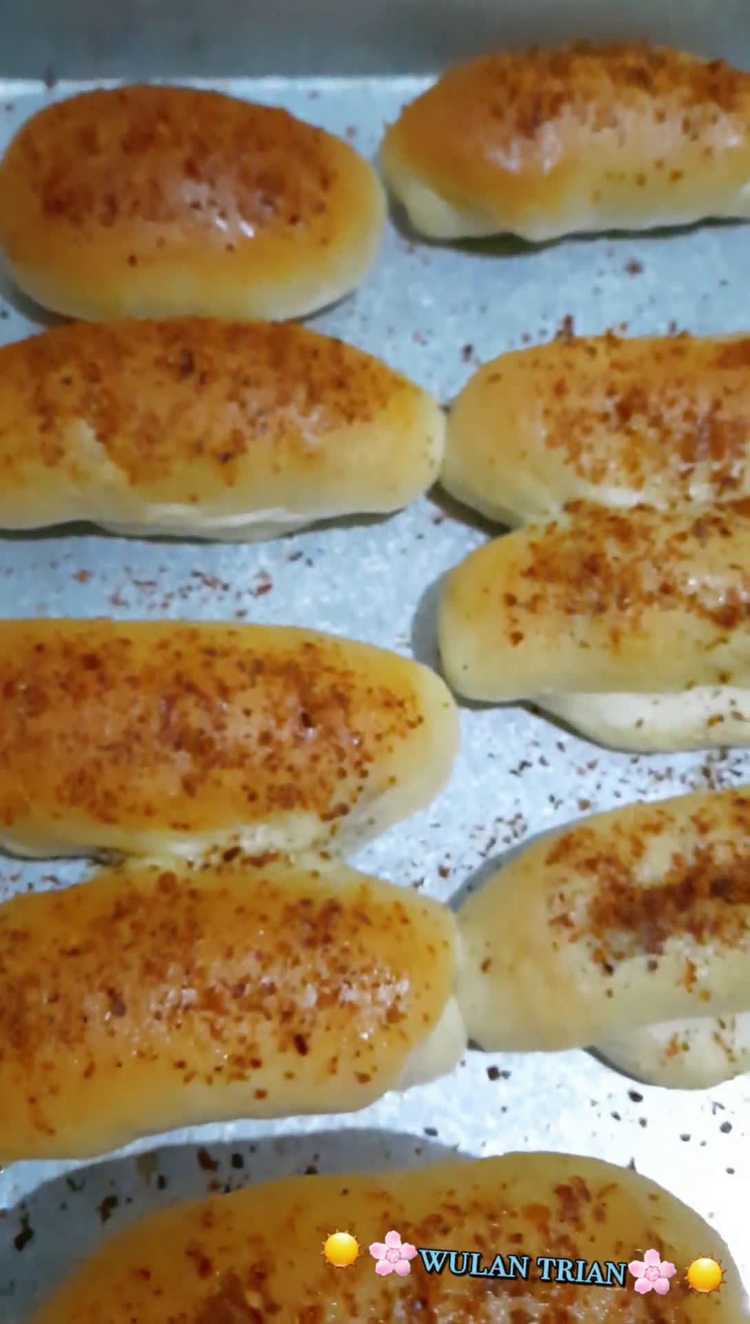 Foto langkah ke 4 dari resep Hot Sausage Bread with Chilli powder.