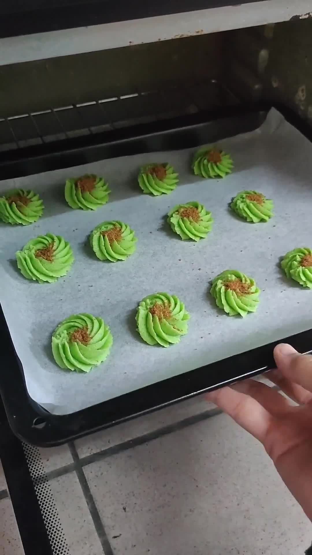Gambar langkah 10 resipi Pandan Coconut Sugar Cookies.