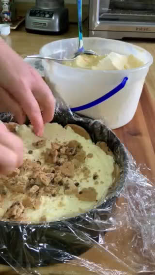 Foto del paso 4 de la receta: Pastel De Nieve de Vainilla con Galletas Chispas de Chocolate
